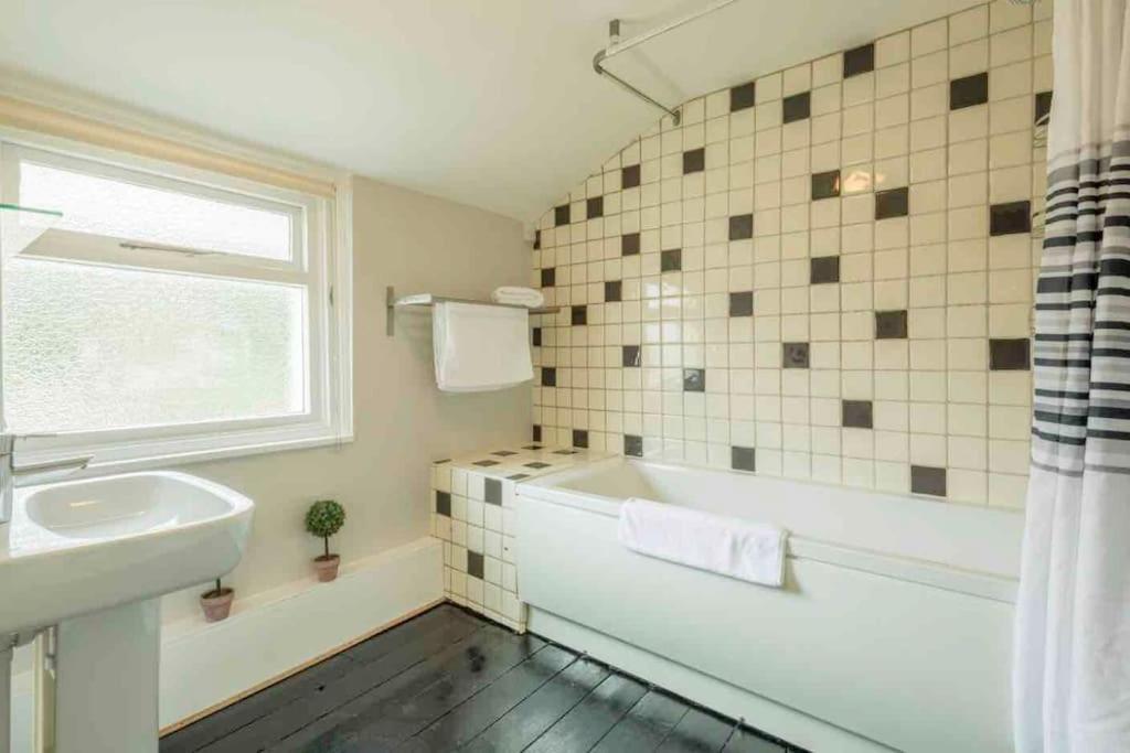 Cambridge 3 Bedroom Flat With Private Parking Exterior photo