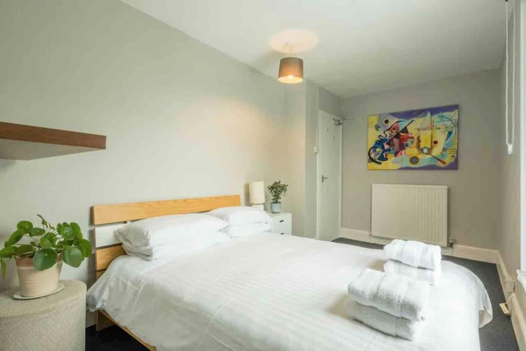 Cambridge 3 Bedroom Flat With Private Parking Exterior photo