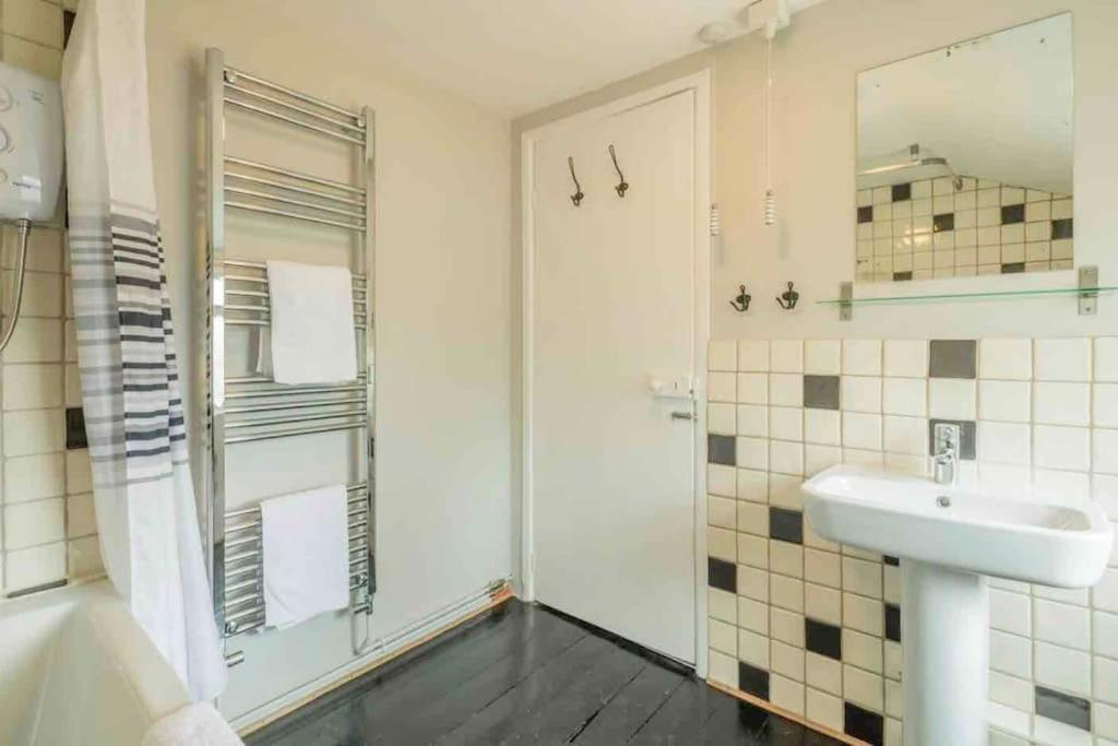 Cambridge 3 Bedroom Flat With Private Parking Exterior photo